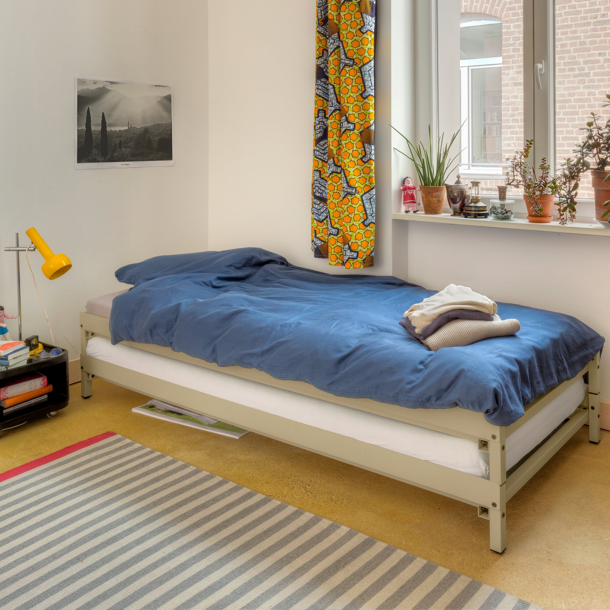 Bett Erik, 90 x 200 cm, RAL 7032 Kieselgrau, stapelbar
