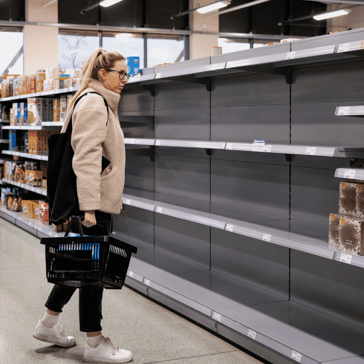 Kein Toilettenpapier oder kein Sonnenblumenöl? Leere Supermarktregale sind eine ungewohnte Erfahrung für viele Europäer*innen
