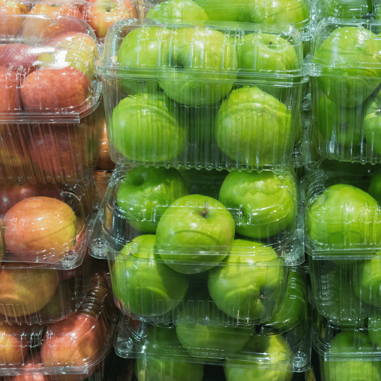 Alltägliche Realität im Supermarkt: Produkte aufwendig verpackt in Plastik