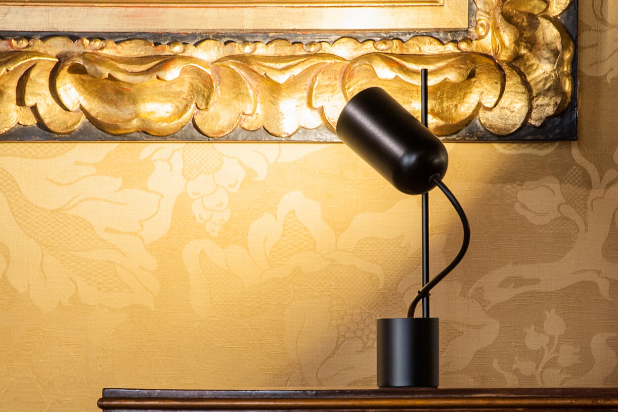 The FA luminaire series was originally developed as painting lighting without wall mounting