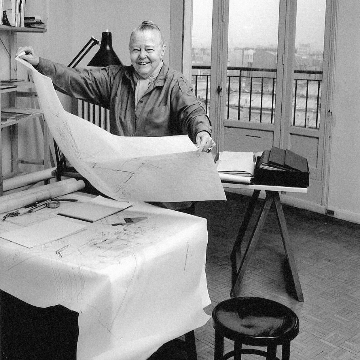 Architektin und Gestalterin Charlotte Perriand im Jahr 1991 in ihrem Atelier