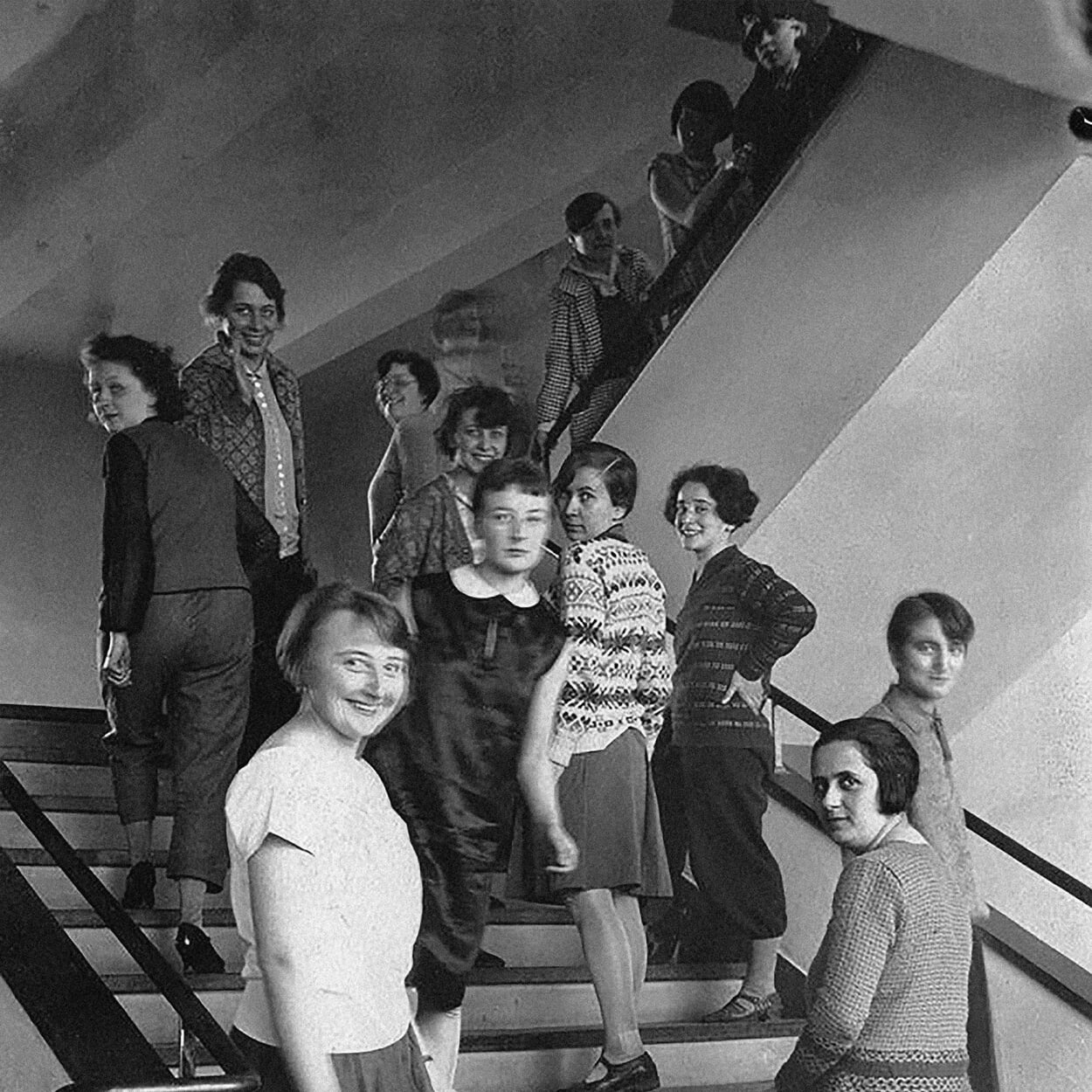 Gruppenbild mit Damen: Meisterin Gunta Stölzl und ihre Schülerinnen 1928 auf der Bauhaus-Treppe