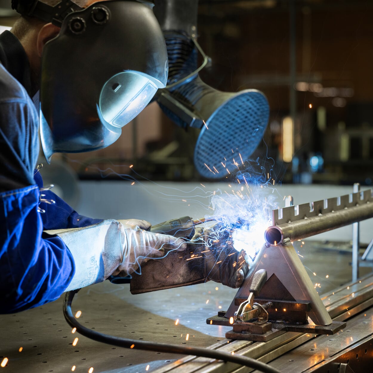 Flying sparks: Welding work on a SIMPLON bed frame