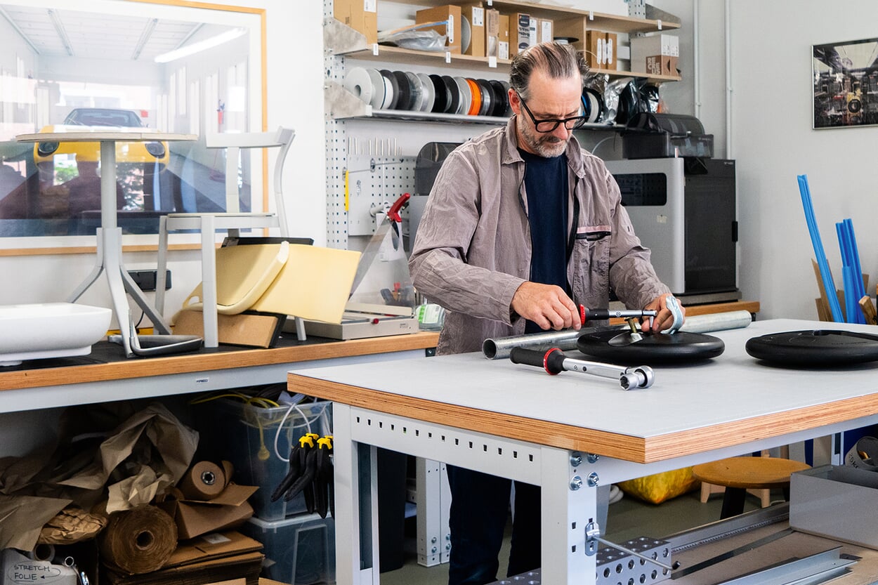 Konstantin Grcic runs 25kg on his own—including final assembly