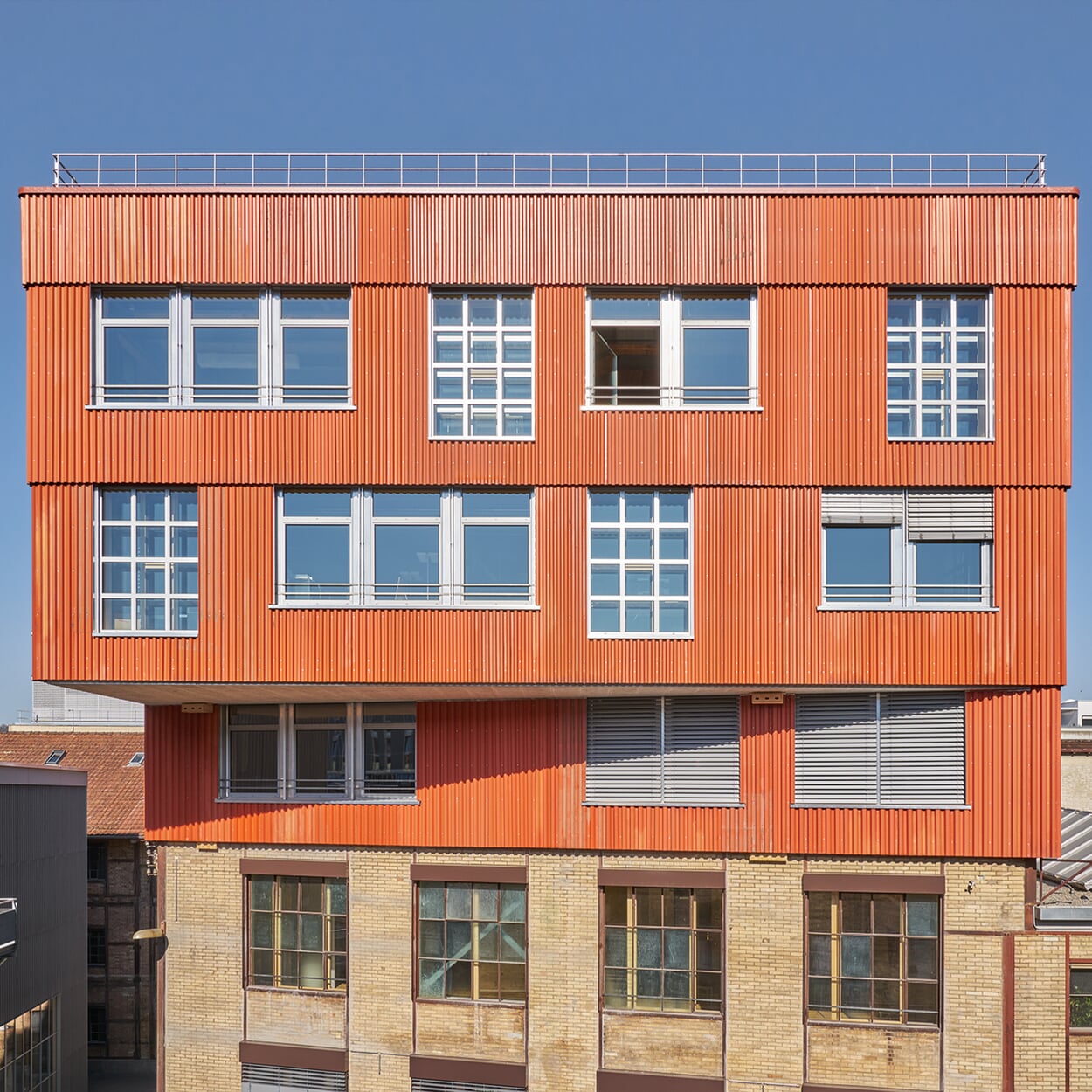 Building office in situ