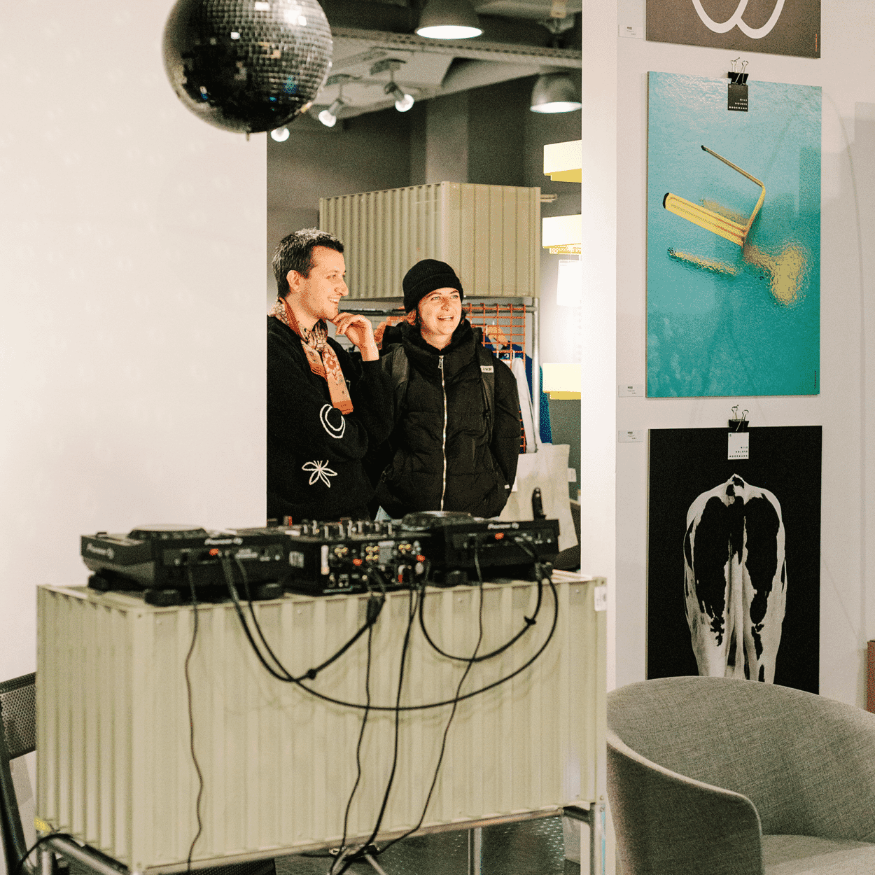 HANDGELEGTE RHYTHMEN Musik vom Plattenteller am Eröffnungssamstag